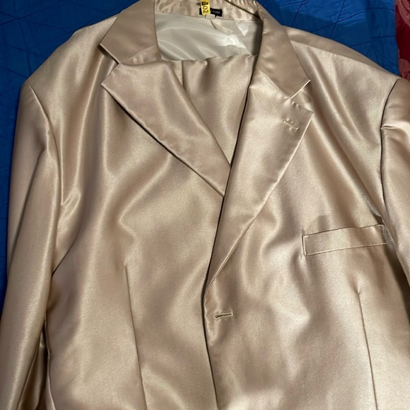 Shiny suit - Picture 4 of 4